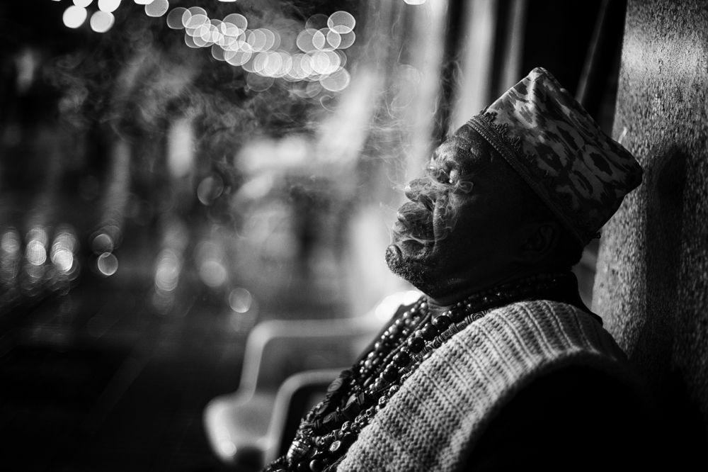 Fumando en la oscuridad