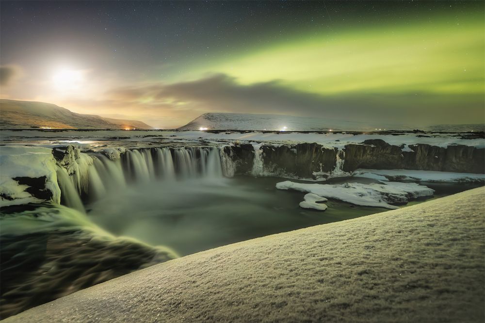 Goðafoss aurora and the moon.