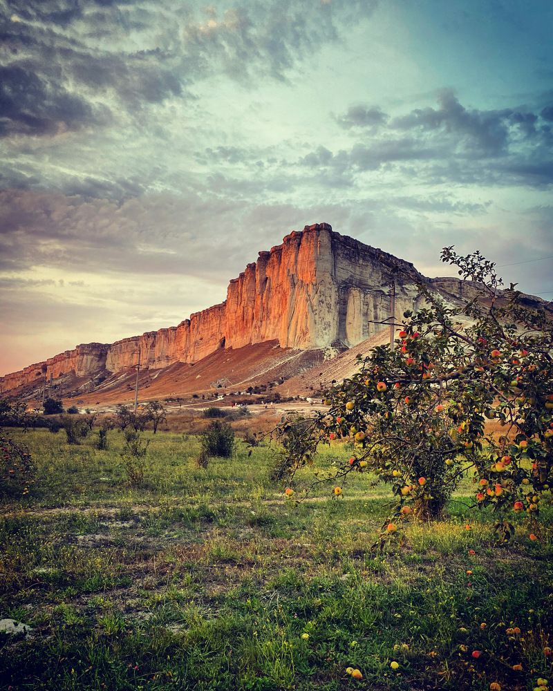Белая скала на закате