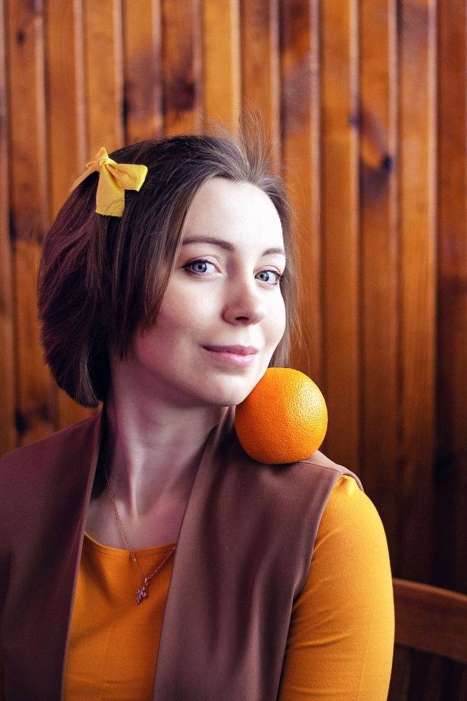 Девушка и апельсин
