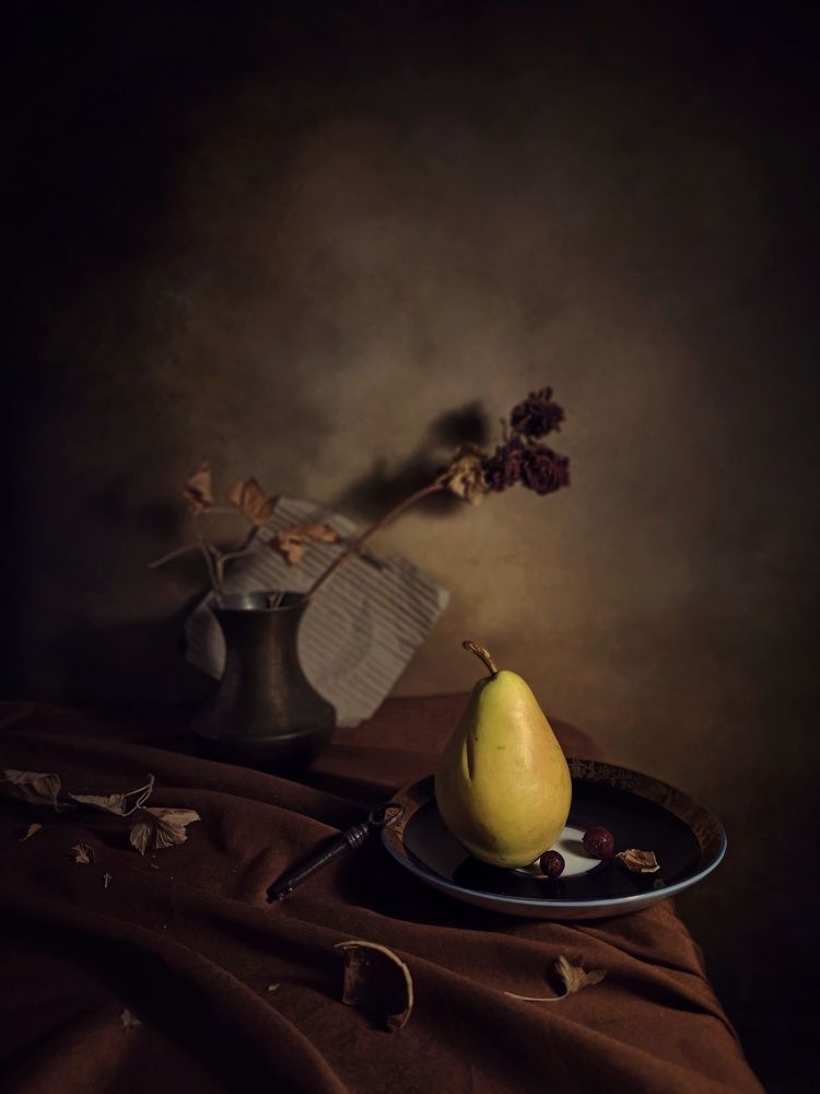 Натюрморт с грушей.