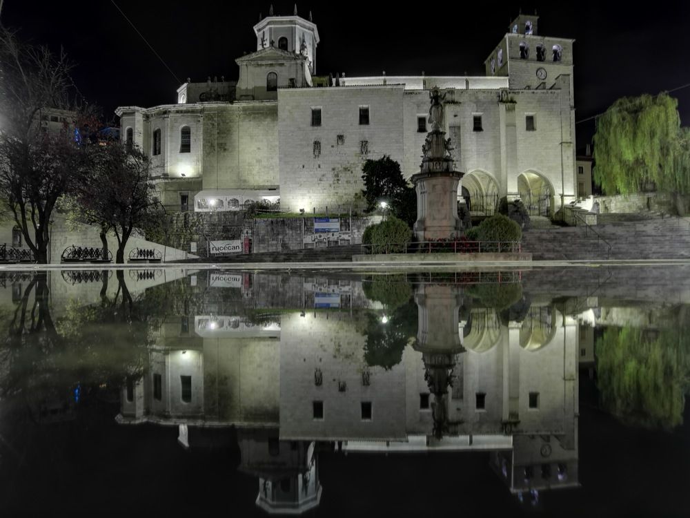 Кафедральный собор ночью