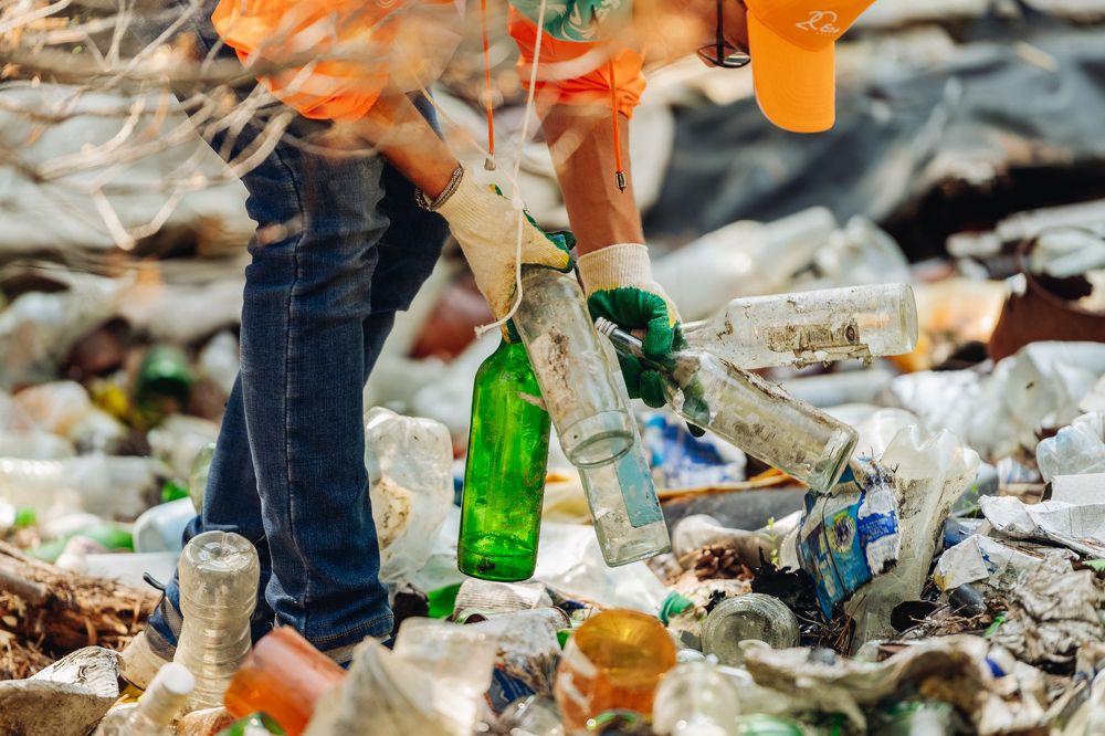 Волонтер на уборке свалки