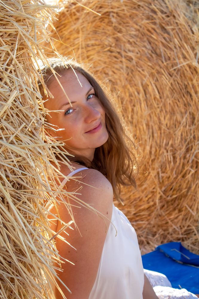 Женский портрет на сеновале