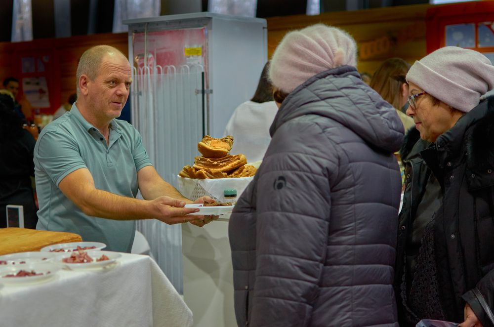 Фермер угощает.