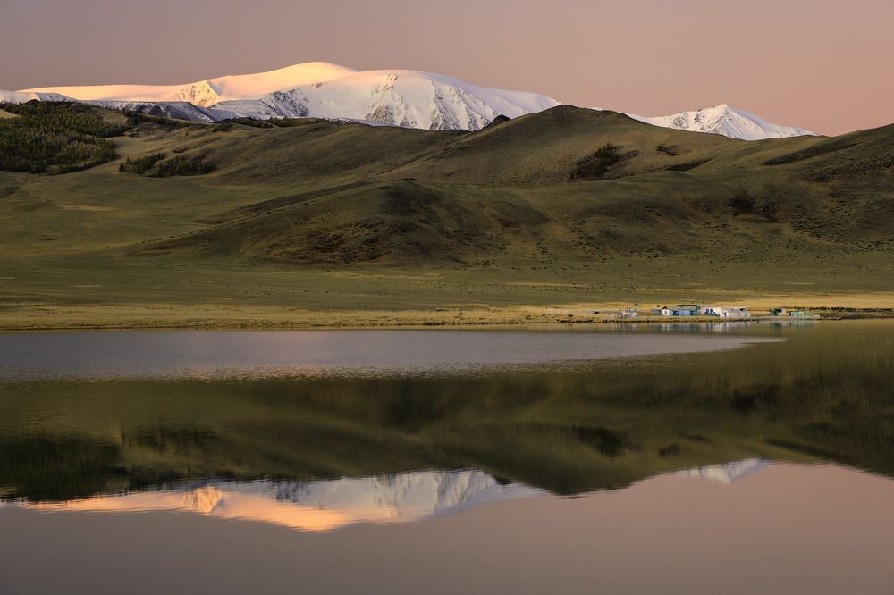 Озеро Ак-Холь на рассвете.