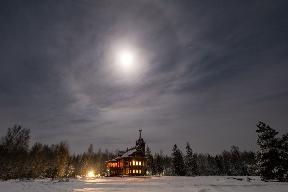 Лунное гало над теремом Асташово