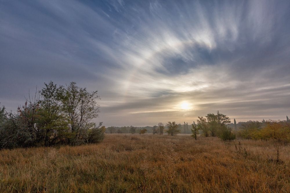 Гало в осеннем небе