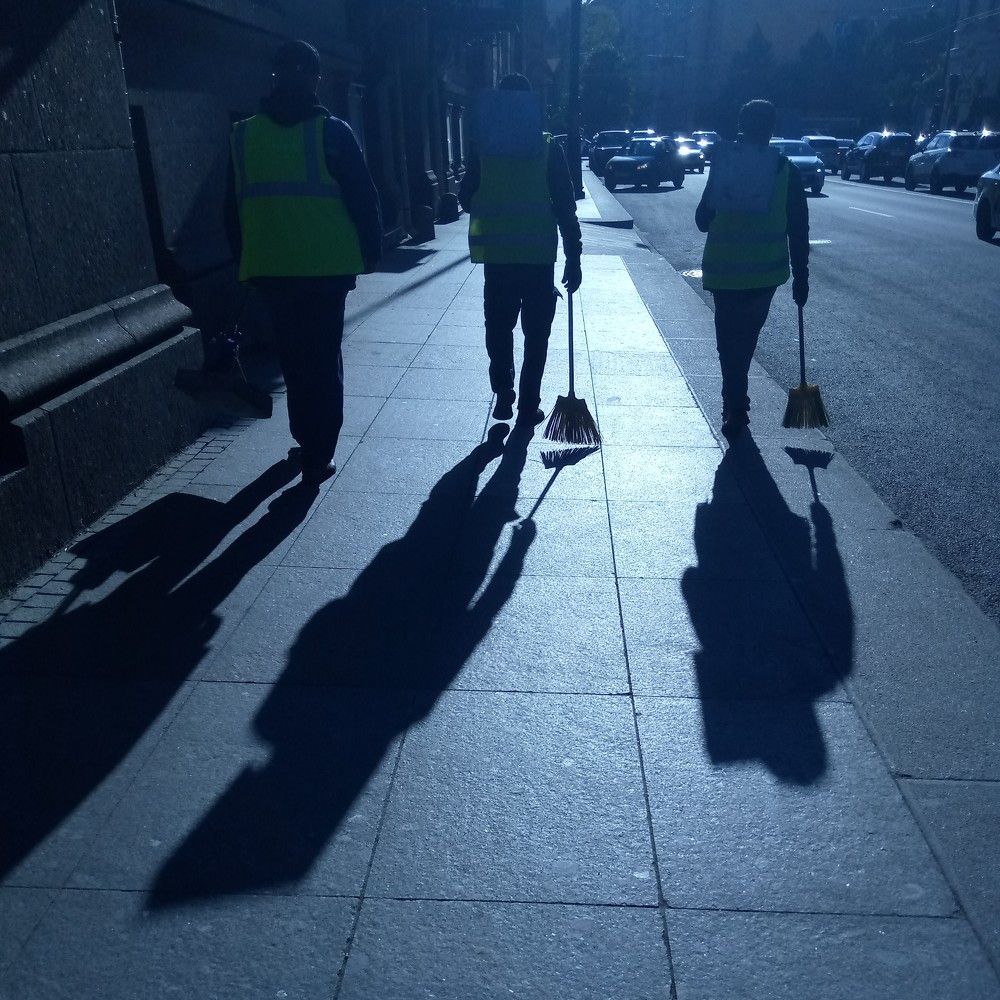 Трое дворников, не считая мётлы.