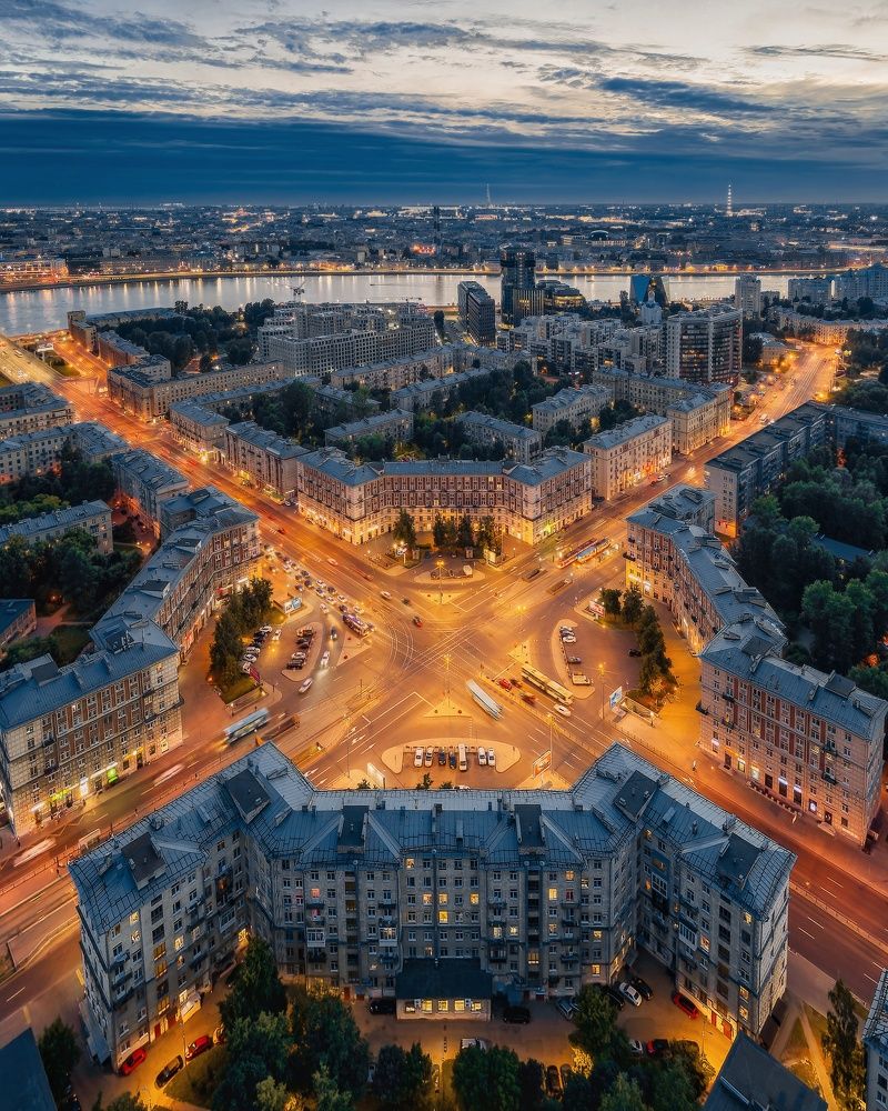 Один перекресток и 12 выходов из метро, но только один правильный