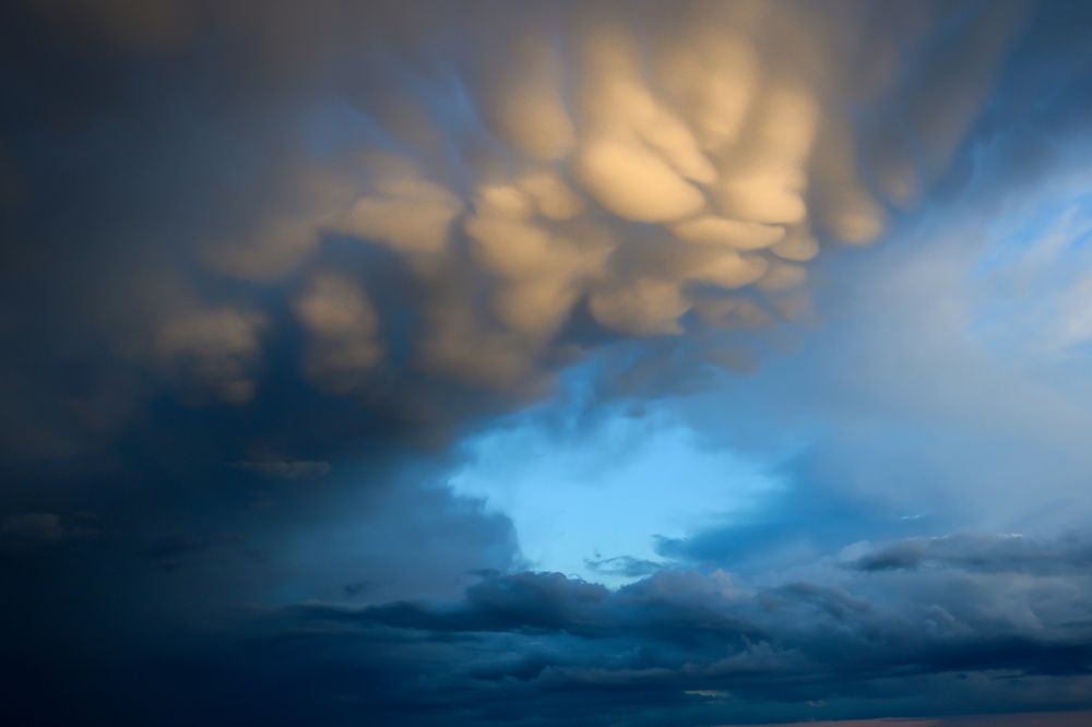 Mammatus clouds