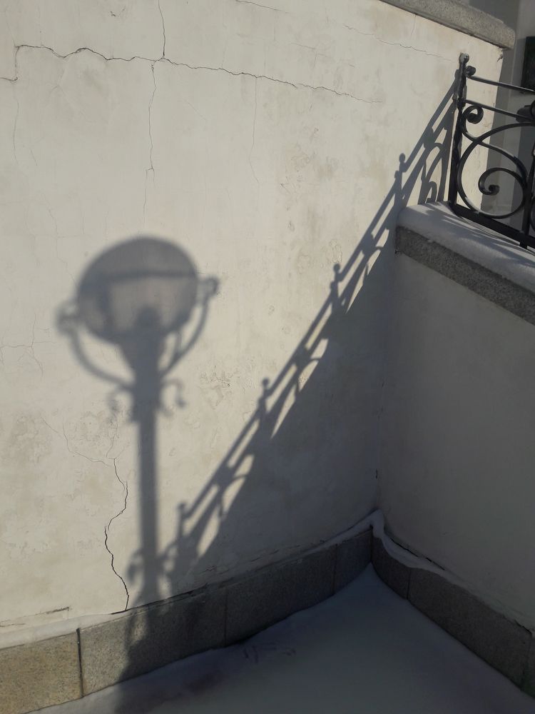 Тусклая тень фонаря