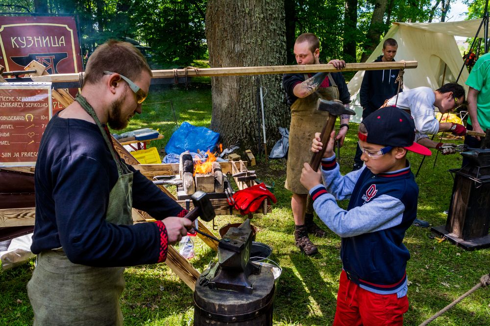 Юный коваль