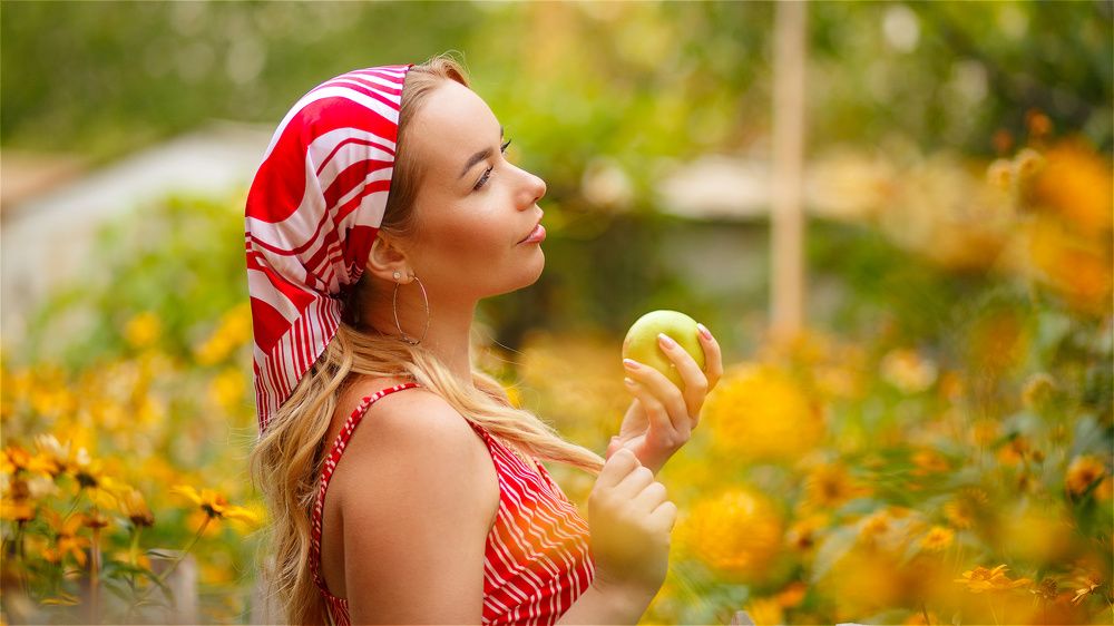 девушка с зелёным яблоком