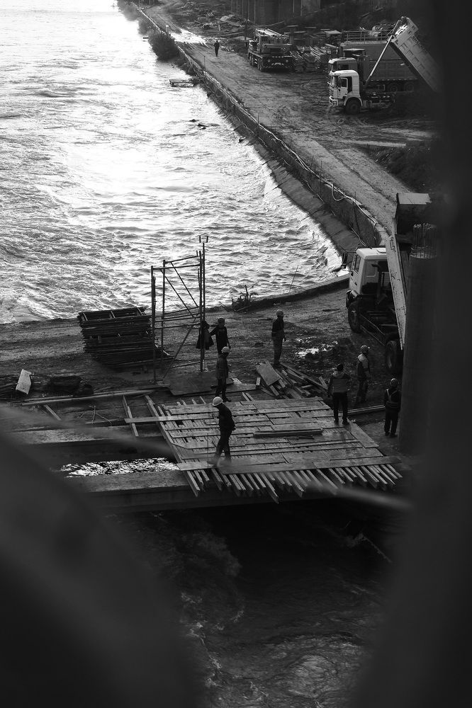 Стройка на реке