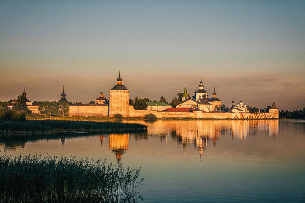 Кири́лло-Белозе́рский мужской монастырь на озере Сиверское