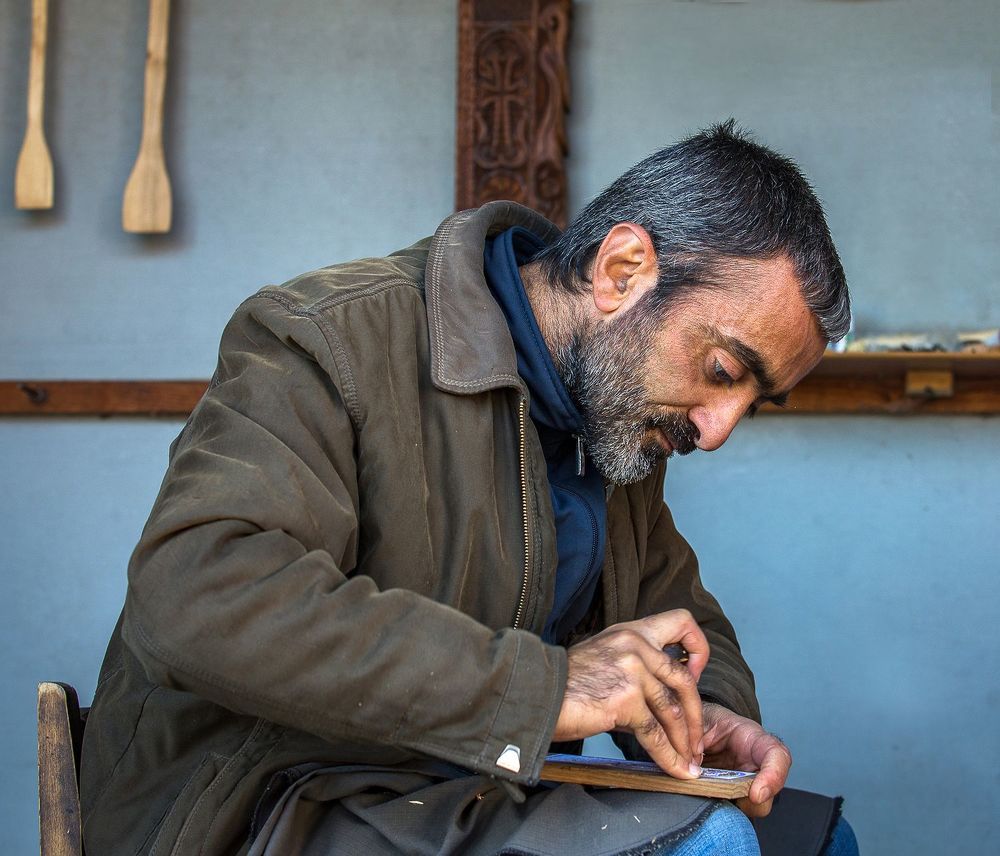 За работой.