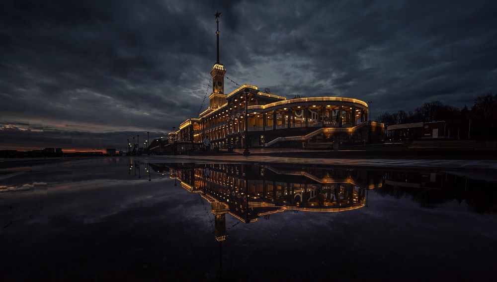 Северный Речной Вокзал и его отражение