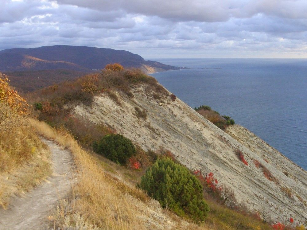Хребет у моря. Тропа по гребню. Простор для взора на облик древний…