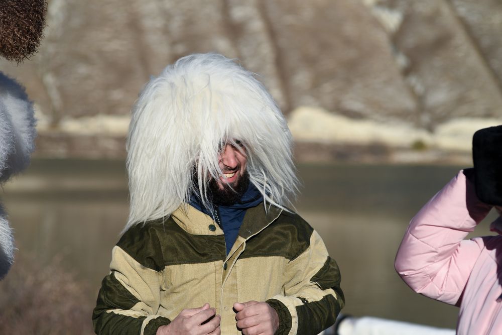 Продавец шапок