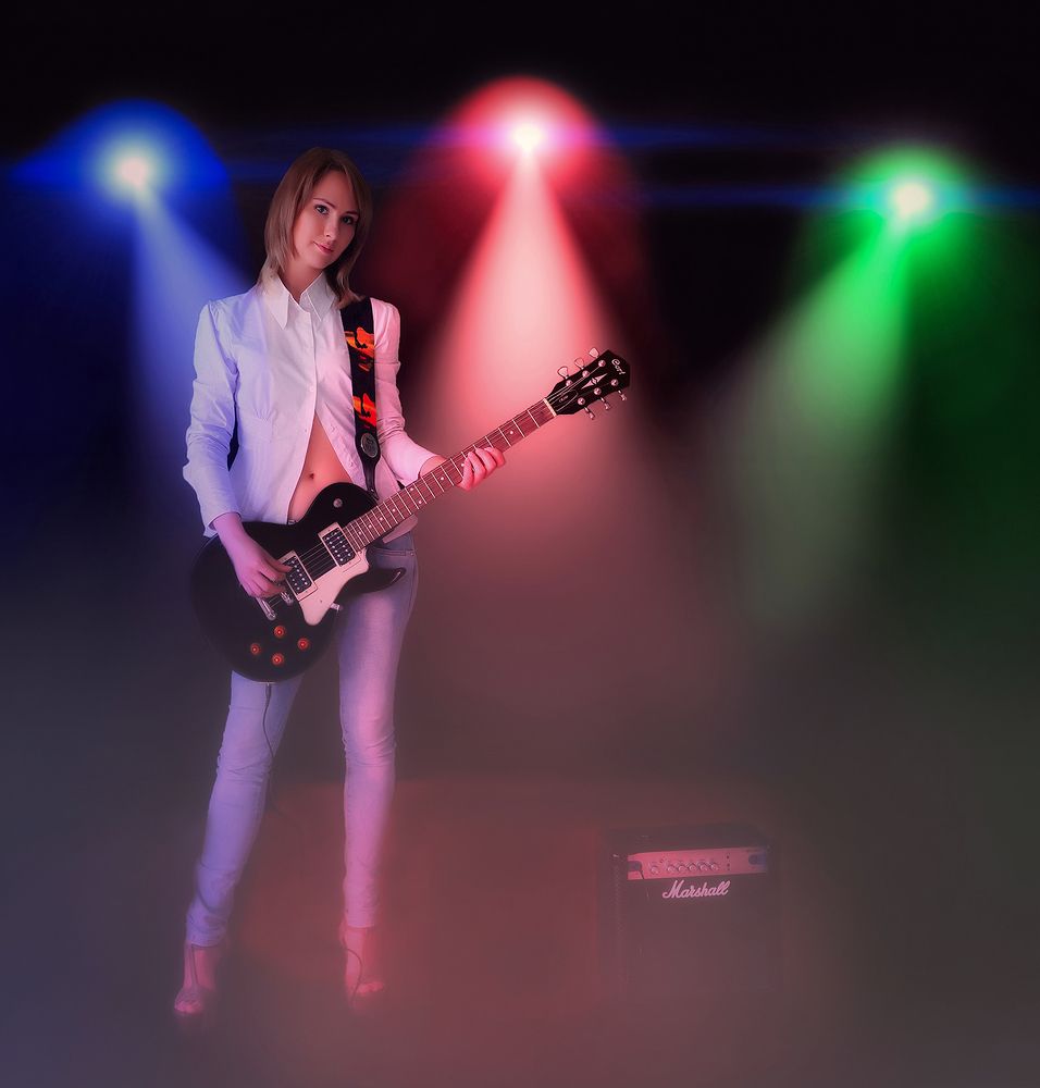 Девушка с гитарой