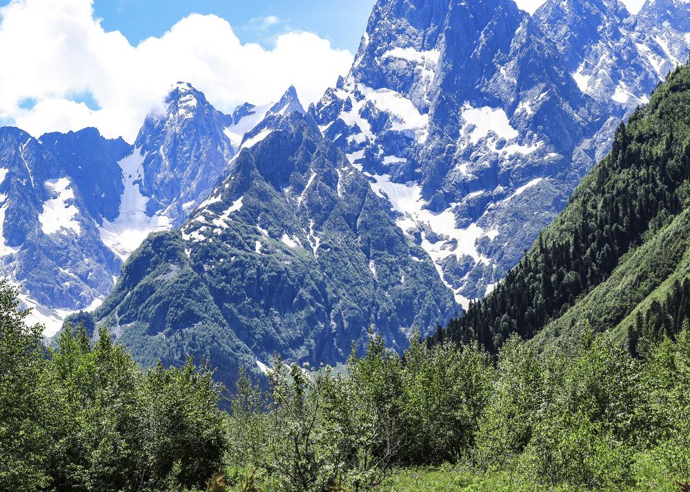 Предо мною Кавказ...