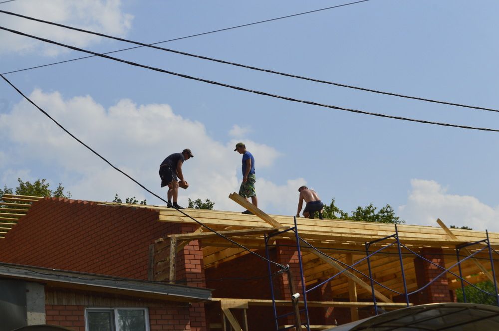 Строительство крыши.