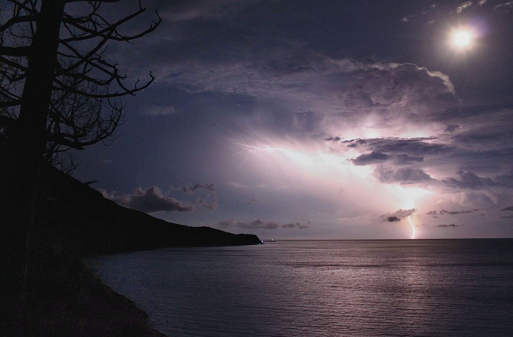 Гроза, полнолуние, море