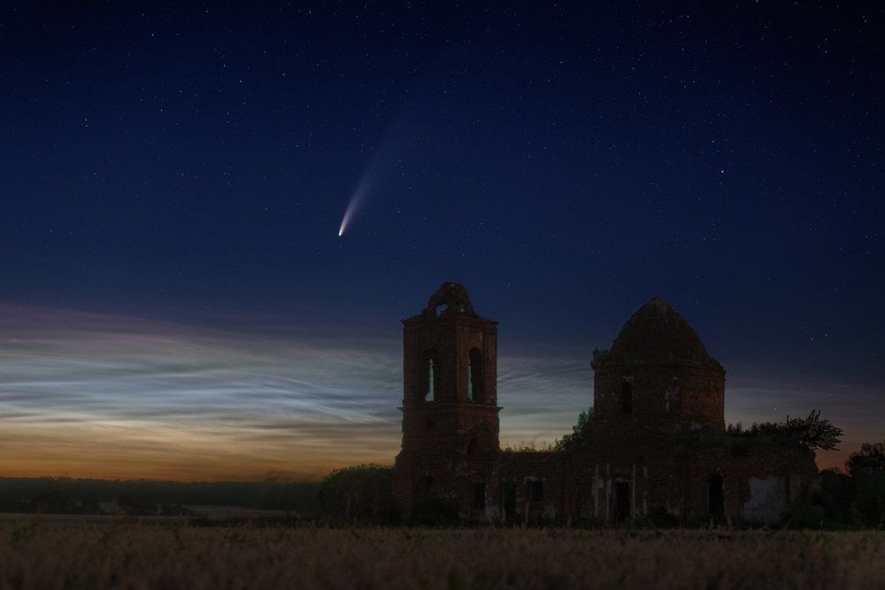 Комета и серебристые облака над заброшенным храмом