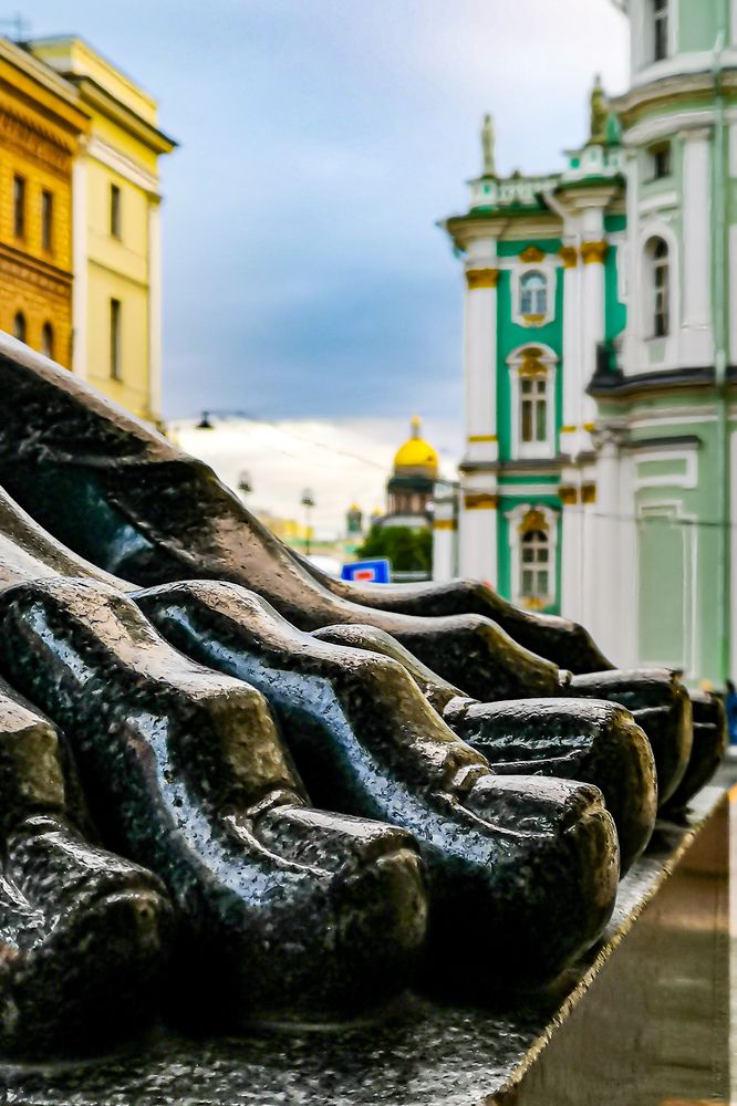 У ног Атлантов на Миллионной.
