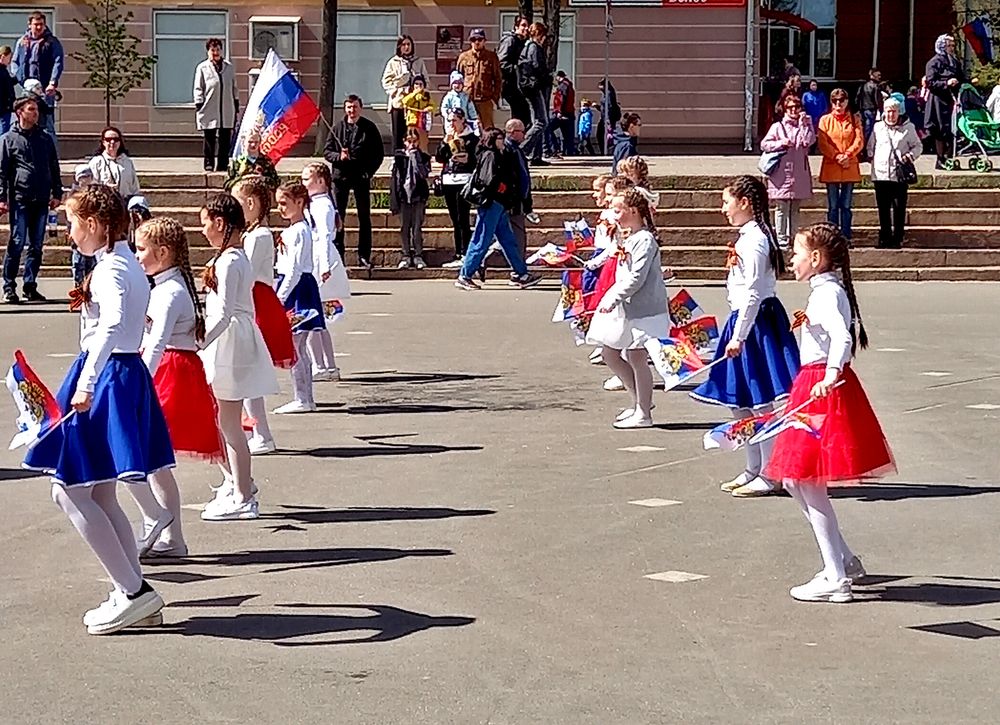 Тени детей на выступлении