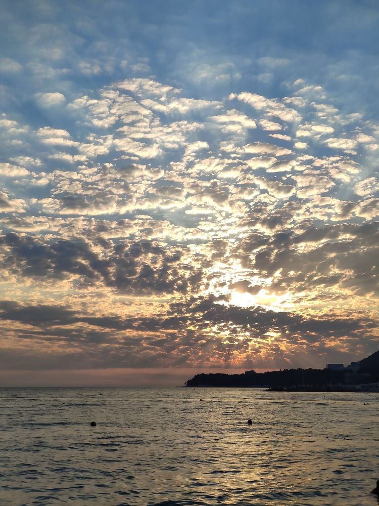 Яркий закат на берегу моря.