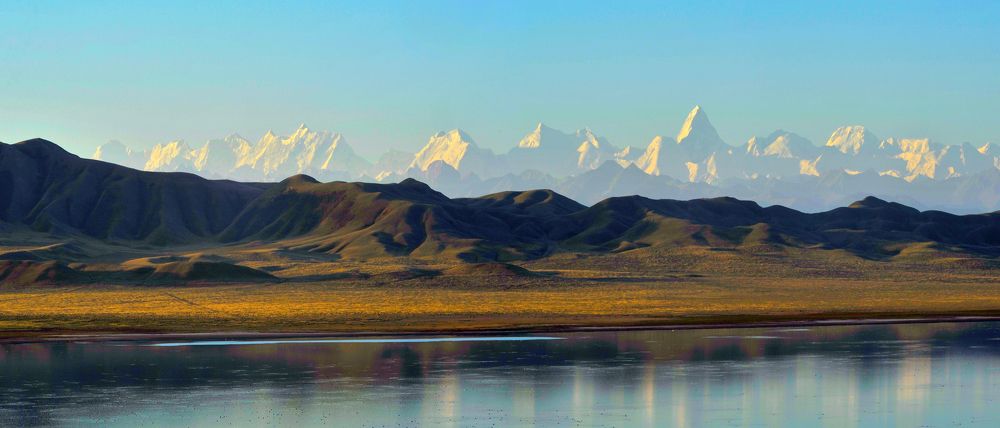 озеро Тузголь, виден пик Хан Тенгри, 7100 м. Казахстан, утро в горах