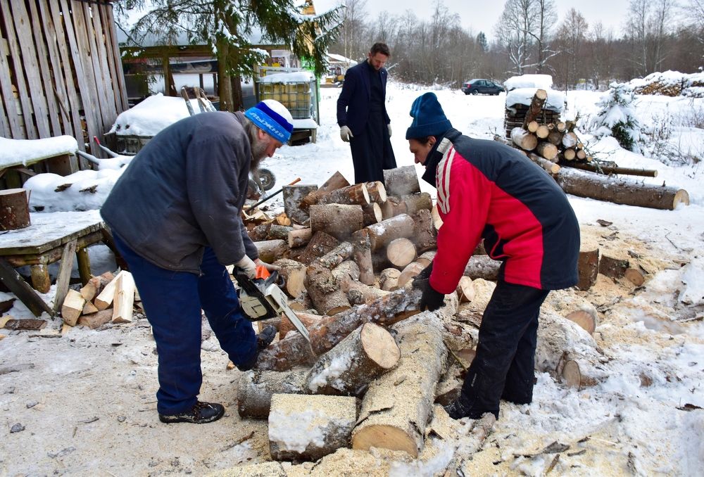 Заготовка дров в монастыре.