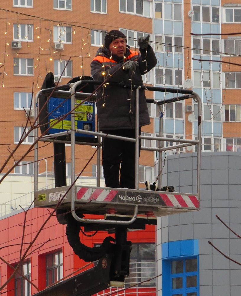 Вешая гирлянды