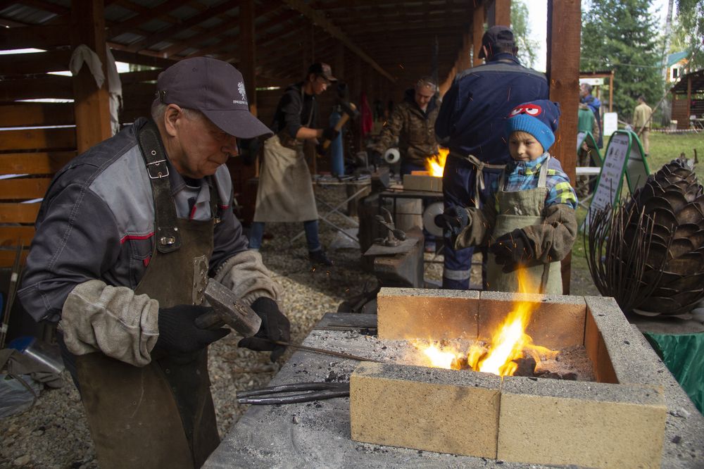 Кузнец и его помощник.