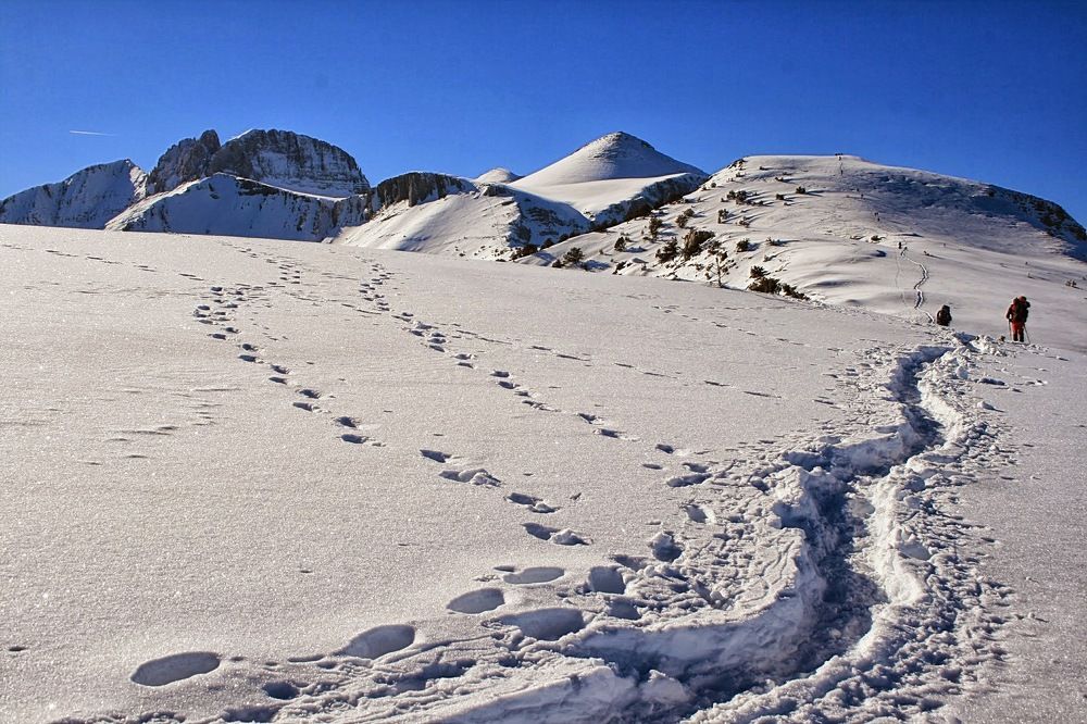 Hiking up to Skourta pick and after to Mytikas pick