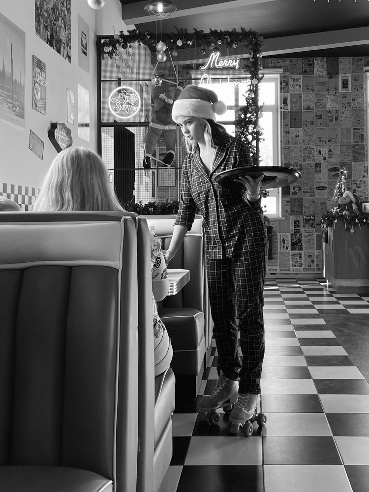 Официантка на роликах