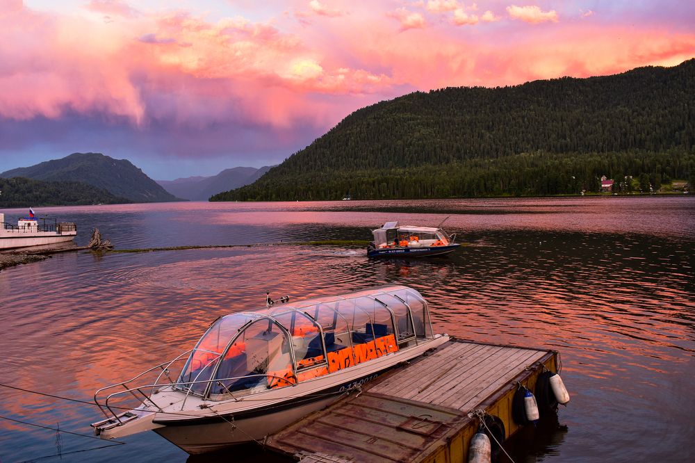 Закат над Телецким озером