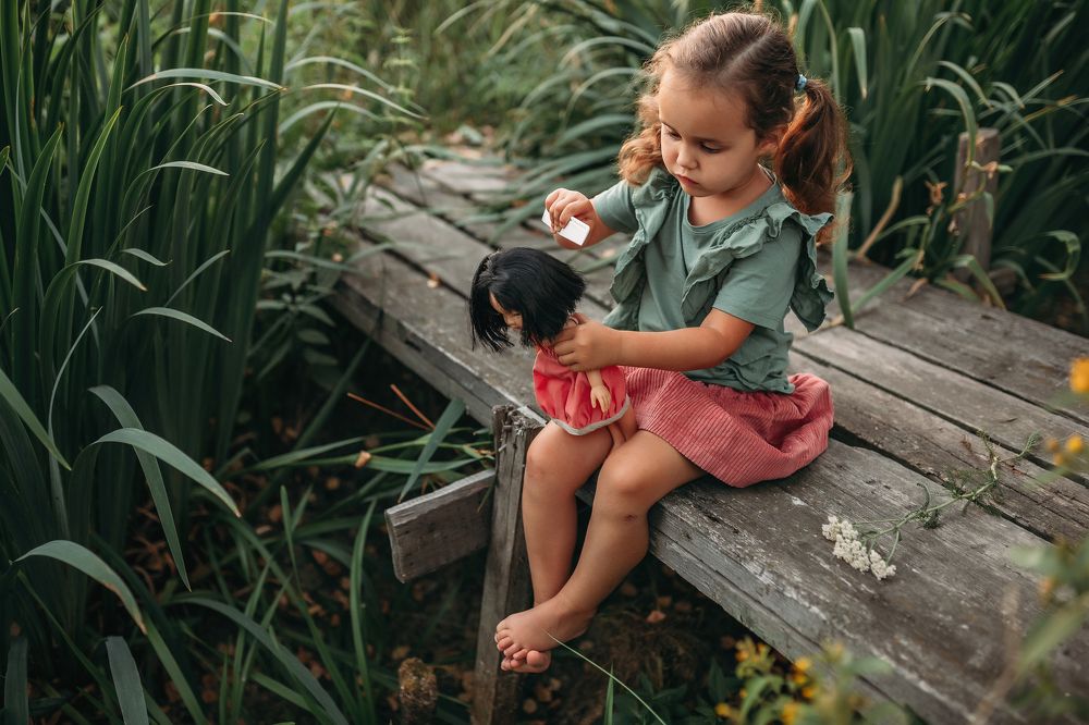 Олюшка играет с куклой