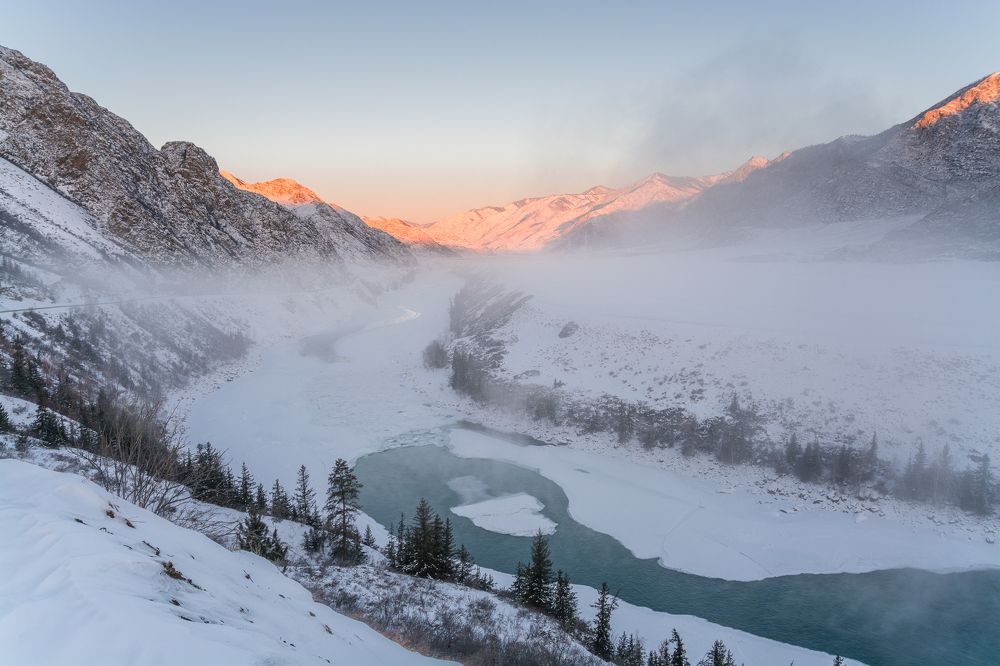 Пар над рекою