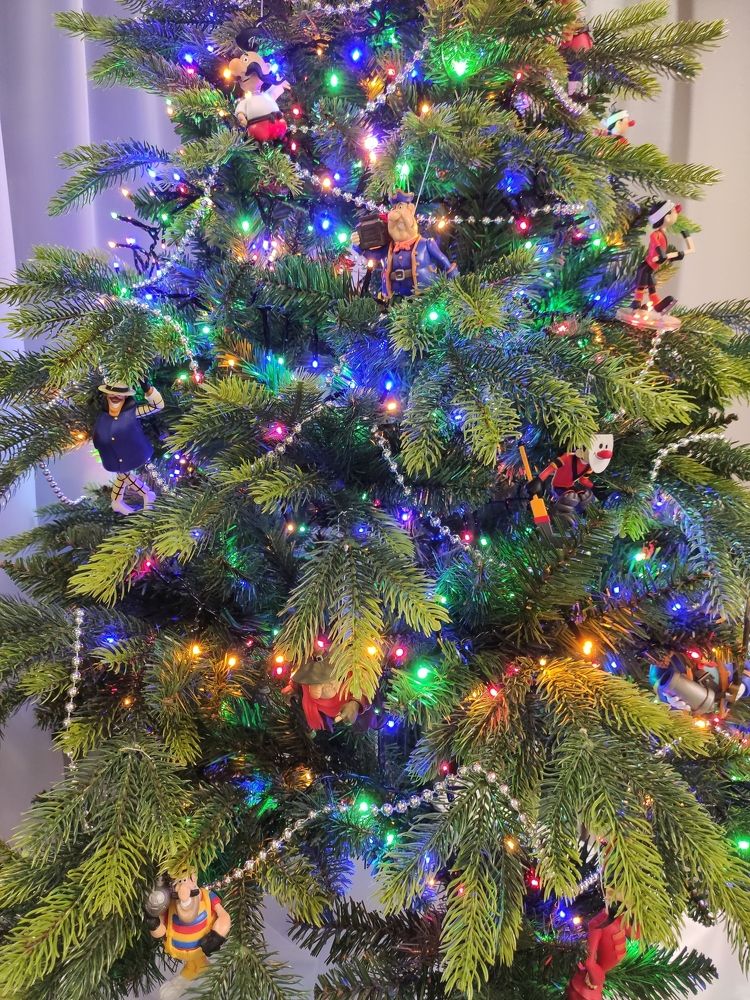 Ёлочка с необычными игрушками