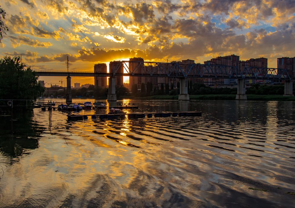 Лучи ярко-золотые расстилаются вокруг