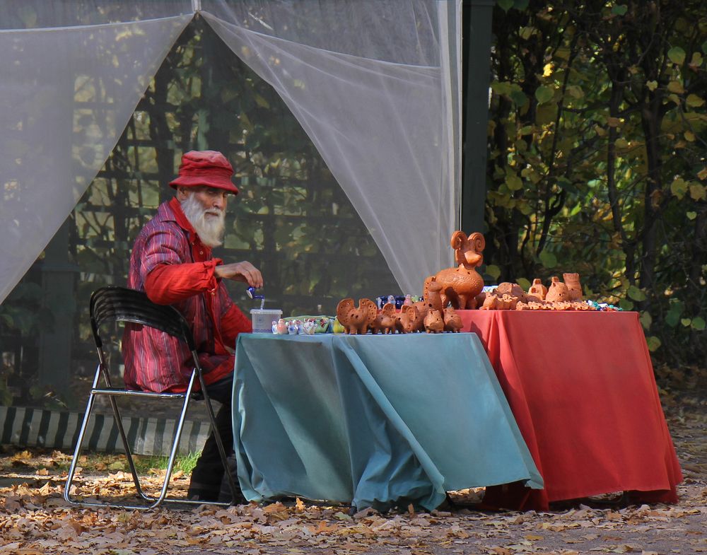 Продавец " свистулек "