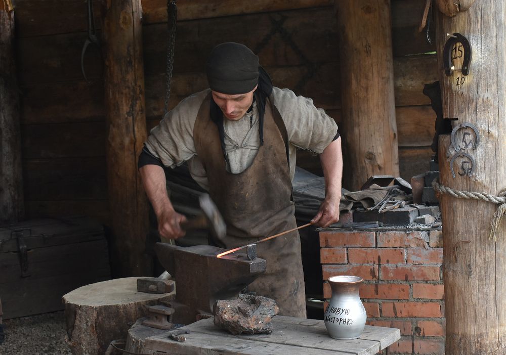 За работой с любовью (Демонстрация древних профессий)