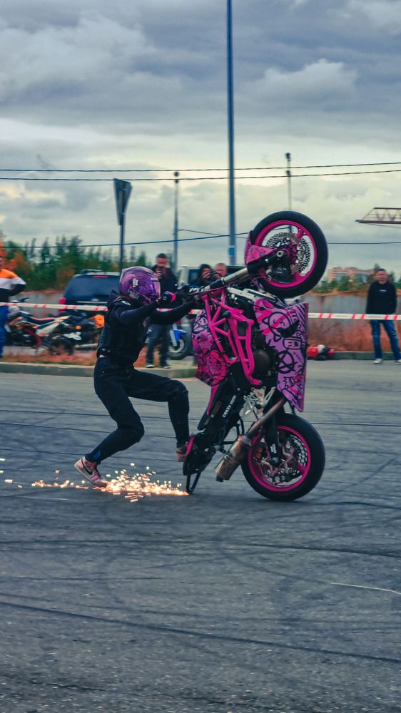 Выступающая стантрайдерша