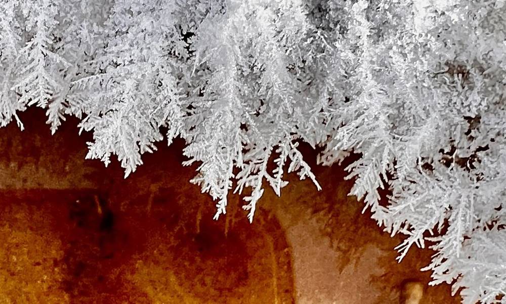 Снежинки над водой