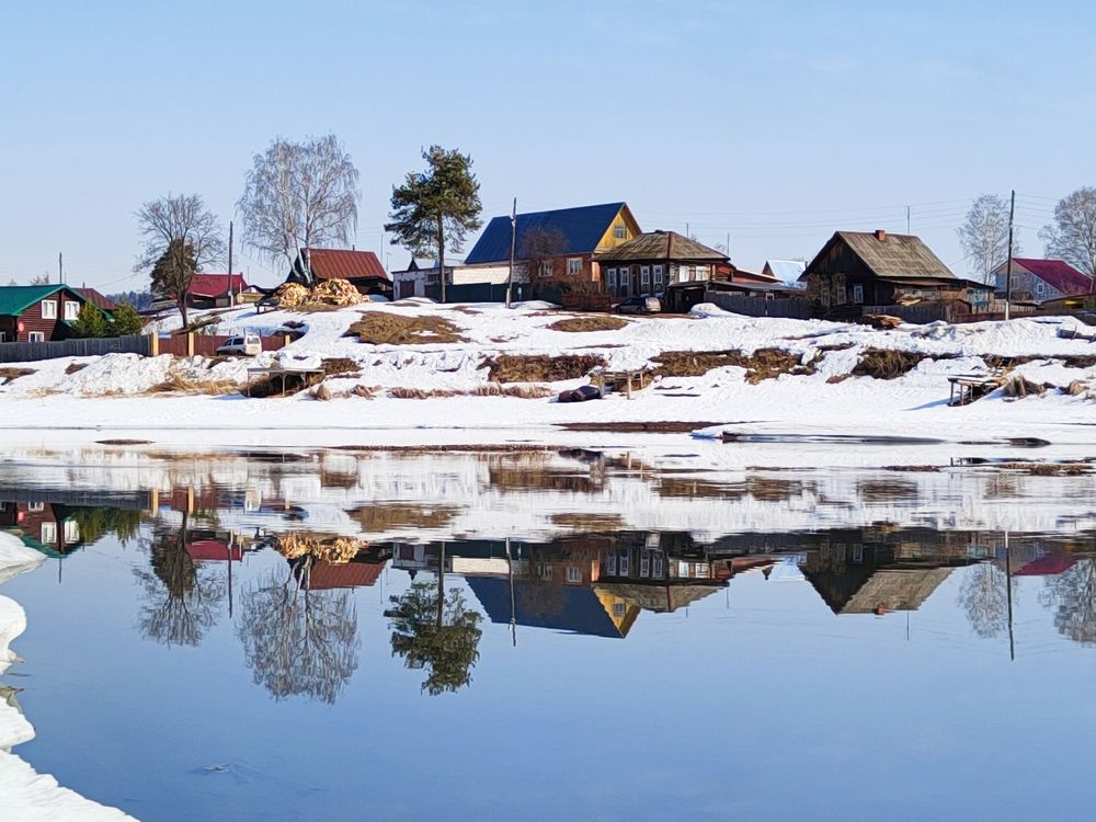 Деревенька на берегу.