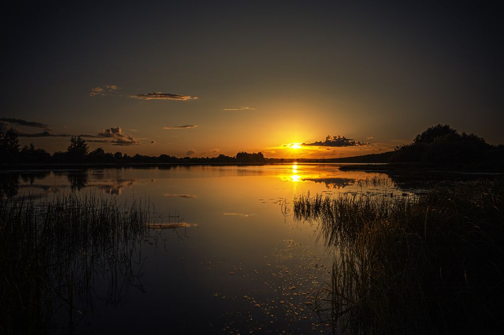 Закат на озере