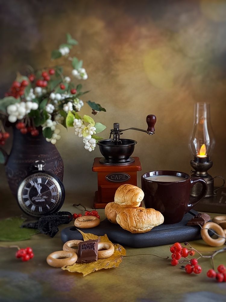 Натюрморт с рябиной и круассанами